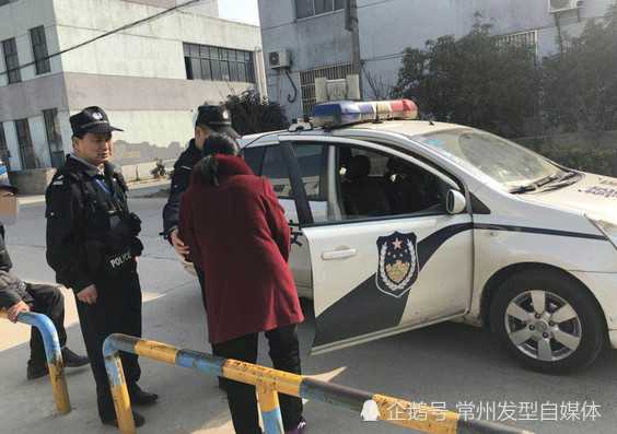 交警热心助人，巧手助力车辆安全行驶，暖心瞬间传递正能量